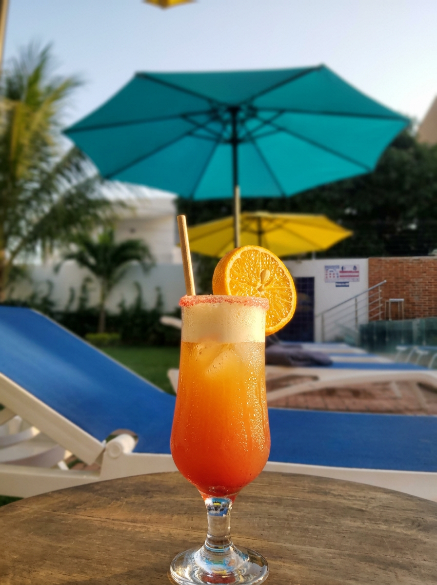 Cocktail au bord de la piscine