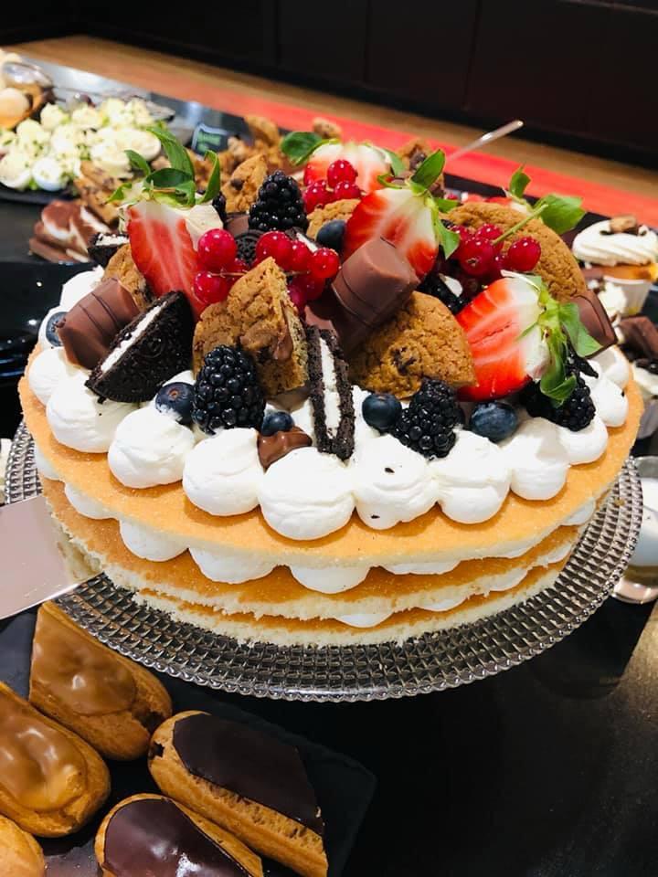 Layer cake aux fruits rouges et cookies — pâtisserie maison